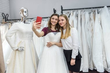 Düğün salonunda selfie çeken iki güzel kız.