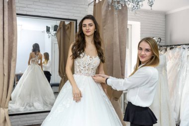 Gelinlikle poz veren genç ve güzel gelin 