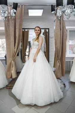 Gelinin düğün dükkanındaki tam boy fotoğrafı.