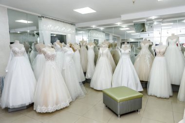 Kuaförde askıda moda gelinlikler ve mankenler