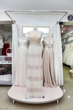 Gelinlik salonu, mankenler üzerinde gelinlik.