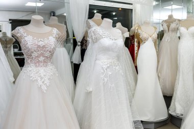 Dükkanın vitrininde gelinlik koleksiyonu.