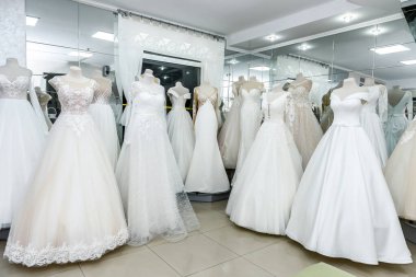 Dükkanın vitrininde gelinlik koleksiyonu.