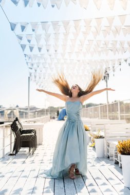 Güzel bir elbise giymiş güzel bir genç kadın, moda şehri fotoğrafı.