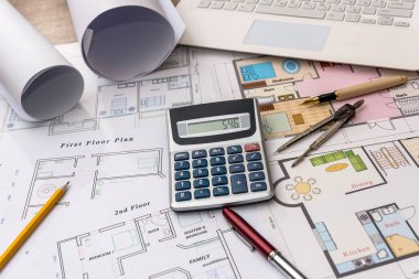 Dizüstü bilgisayar ve hesap makinesi ile mimar çizim House modeli