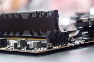 Kişisel bilgisayarın ana kartına seçici olarak odaklan