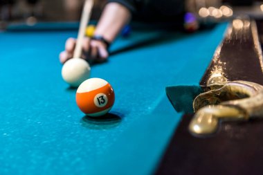 Elinde ıstakayla topa vuruyor