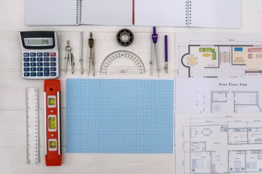 Milimetre kağıt ve çizim araçlarıyla ev planları 