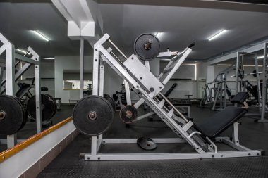 Farklı ekipmanlara sahip modern hafif spor salonu.