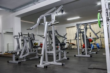 Farklı ekipmanlara sahip modern hafif spor salonu.