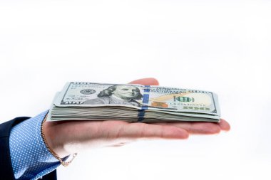 Erkeklerin avuç içlerindeki banknotlar beyaza izole edilmiş.