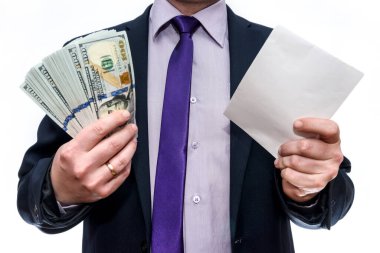 Elinde dolar banknotları ve zarf tutan bir iş adamı.