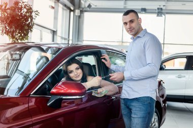 Galerideki satıcıya Avustralya doları teklif eden bir kadın.