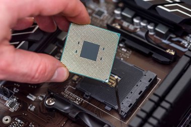 Erkek el ana karttan Cpu çipini çıkarıyor