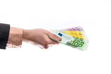 Takım elbiseli adam beyaza izole edilmiş avro banknotları teklif ediyor.