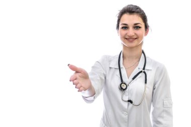 Genç kadın doktor beyaz arka planda izole edilmiş.