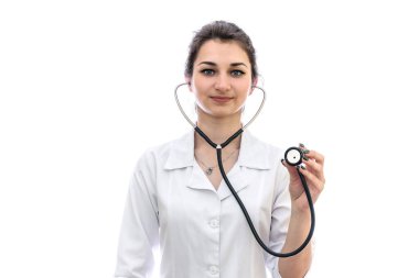 Steteskobu olan doktor beyaz arkaplanda izole edilmiş.