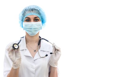 Steteskoplu maskeli doktor beyaza izole edilmiş.