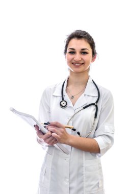 Steteskoplu maskeli doktor beyaza izole edilmiş.