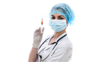 Beyaz şırıngalı maskeli doktor.