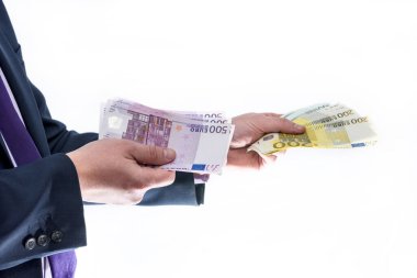 Erkek el yığından avro banknotlarını topluyor