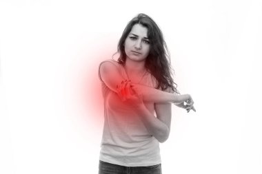 Dirseğini beyaz renkte tutan kadın.