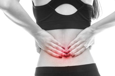 Kadın eli acılı sırtında, bembeyaz.