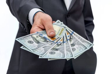 Erkeklerin elindeki dolar banknotları kapat.