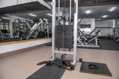 Farklı ekipmanlara sahip modern hafif spor salonu.