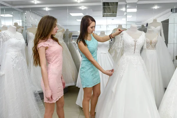 Dos Chicas Jóvenes Pie Cerca Del Maniquí Tienda Bodas —  Fotos de Stock