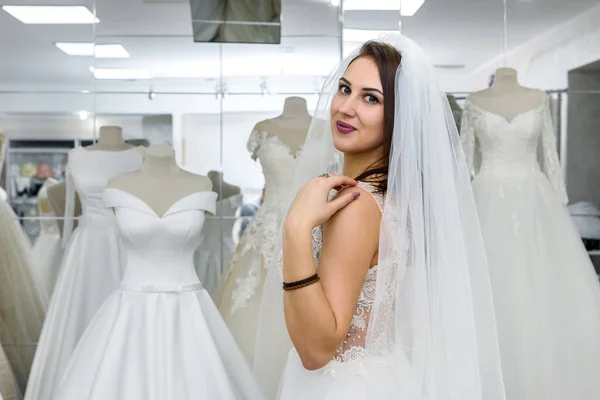 Mujer Joven Vestido Novia Velo Tienda Nupcial —  Fotos de Stock