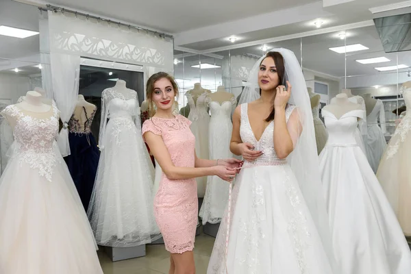 Saleswoman Dans Salon Mariage Aider Jeune Mariée — Photo