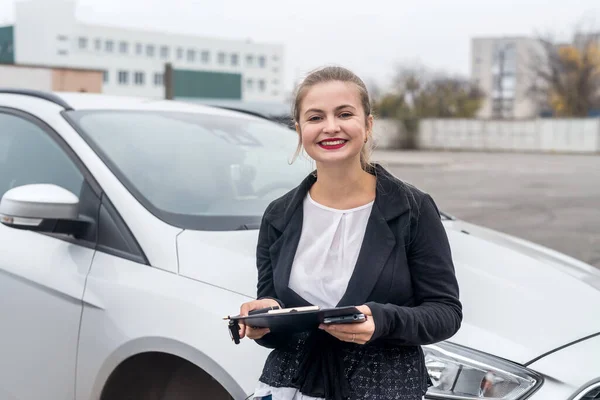 Усміхнена Жінка Позує Біля Машини Кишені — стокове фото