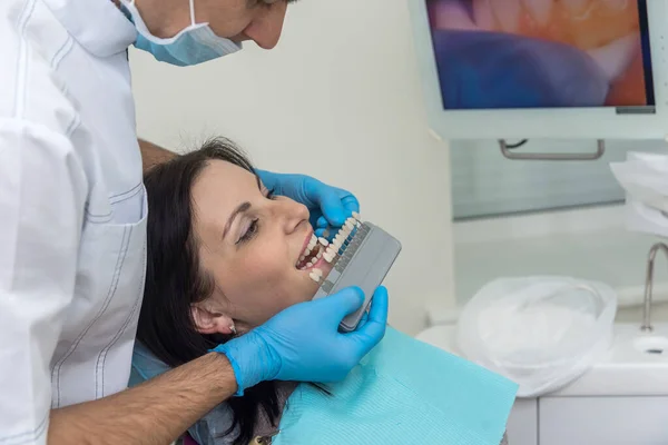 Dentista Comparando Dientes Paciente Con Muestreador Corona — Foto de Stock