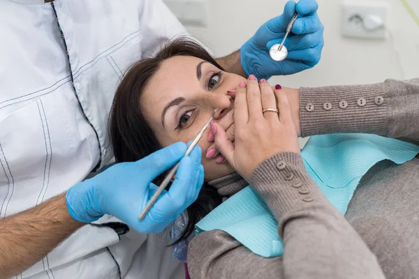 Diş Hekimliğindeki Kadın Elleriyle Ağzını Kapatıyor — Stok fotoğraf