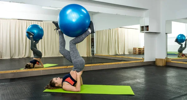 Mulher Ginásio Fazendo Exercícios Com Bola Grande — Fotografia de Stock