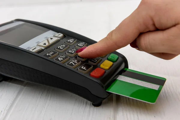 Hand Med Kreditkort Och Bankterminal — Stockfoto