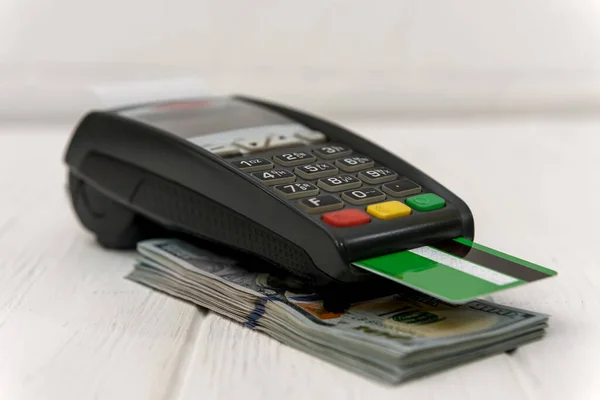 緑のクレジットカードとドルの背景を持つ銀行ターミナル — ストック写真