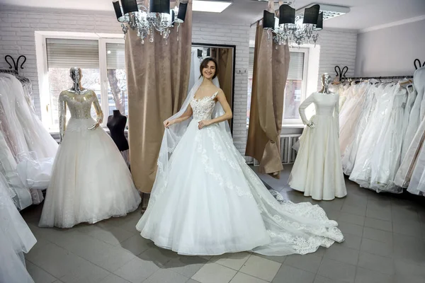 Счастливая Невеста Примеряет Свадебное Платье Салоне — стоковое фото