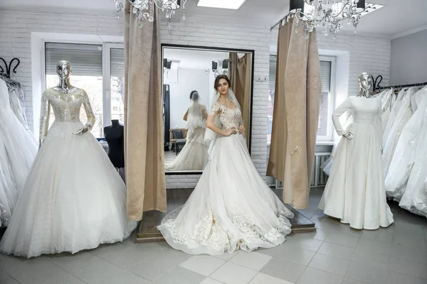 Sposa Felice Prova Abito Sposa Salone — Foto Stock