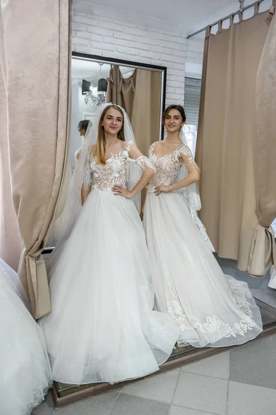 Dos Mujeres Felices Vestidos Novia Posando Salón —  Fotos de Stock