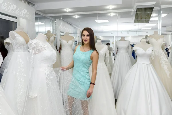 Невеста Выбирает Удивительное Свадебное Платье Манекене — стоковое фото