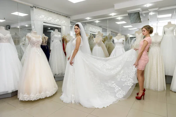 Свадебный Консультант Помогает Невесте Подогнать Свадебное Платье Салоне — стоковое фото
