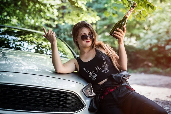 Betrunkene Frau Mit Flasche Steht Neben Auto Straßenrand — Stockfoto