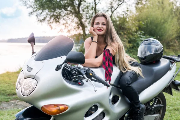 Hermosa Chica Con Pelo Largo Posando Una Motocicleta — Foto de Stock