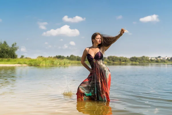Женщина Модном Платье Позирует Берегу Океана — стоковое фото