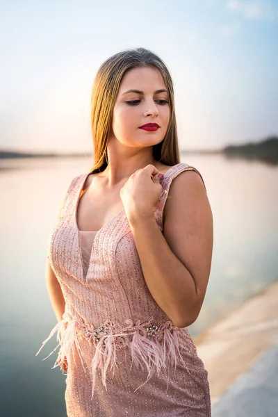 Leende Blond Kvinna Poserar Mode Klänning Stranden — Stockfoto