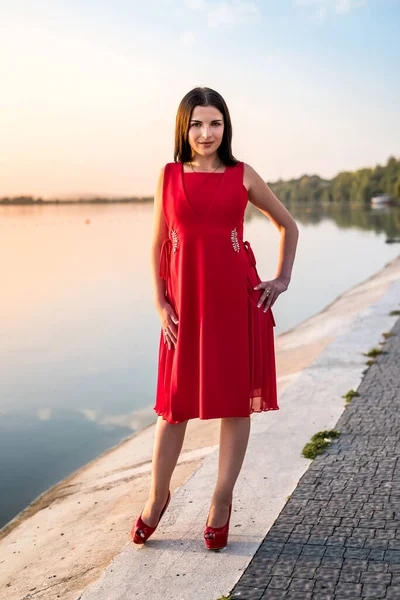 Brunett Kvinna Röd Klänning Stranden — Stockfoto