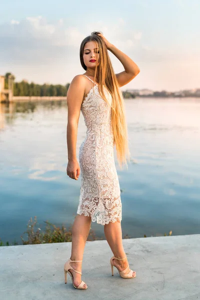Junges Attraktives Mädchen Sommerkleid Posiert Freien — Stockfoto
