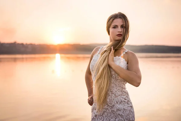 Gyönyörű Elegáns Ruhában Strandon Naplementekor — Stock Fotó